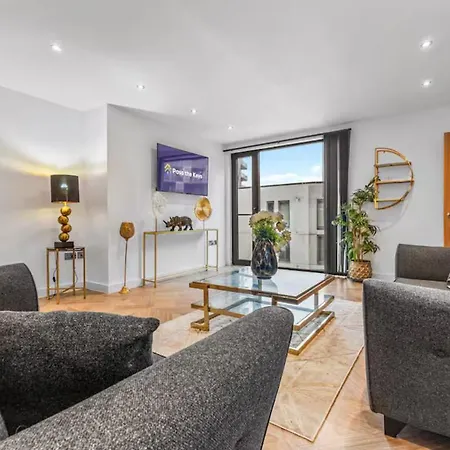 Super King Penthouse Minutes From Arndale Centre - Pass The Keys