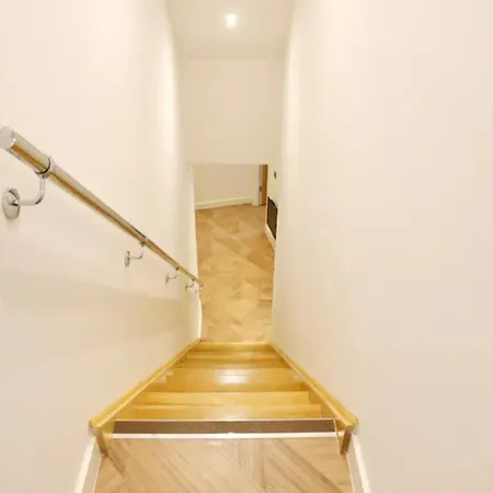 Super King Penthouse Minutes From Arndale Centre - Pass The Keys 4*