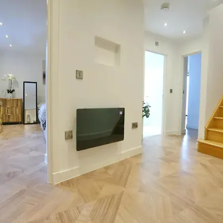 Super King Penthouse Minutes From Arndale Centre - Pass The Keys Manchester