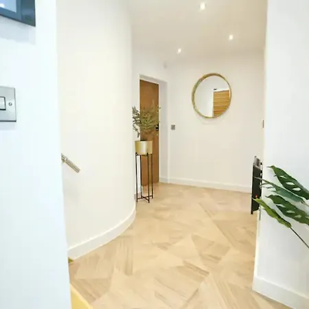Super King Penthouse Minutes From Arndale Centre - Pass The Keys מלון דירות