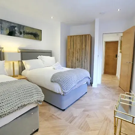 Aparthotel Super King Penthouse Minutes From Arndale Centre - Pass The Keys