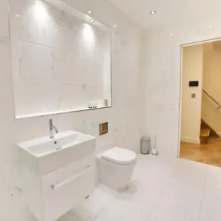 Super King Penthouse Minutes From Arndale Centre - Pass The Keys 4*
