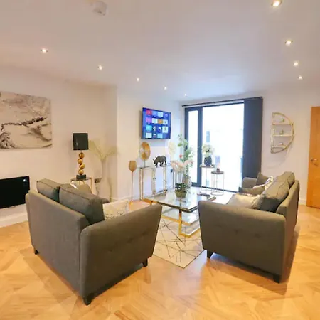 Super King Penthouse Minutes From Arndale Centre - Pass The Keys Manchester