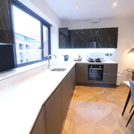 Super King Penthouse Minutes From Arndale Centre - Pass The Keys Aparthotel 4*