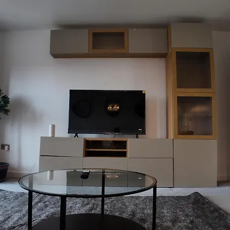 Stylish In Vibrant Salford, Manchester! *