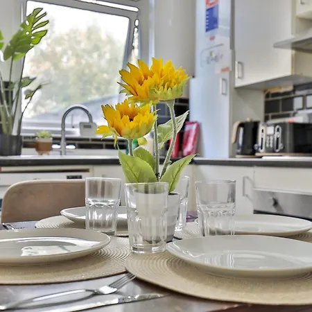 Athol House, Near Old Trafford, Free Parking بيت للعطل *