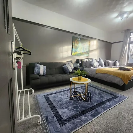 بيت للعطل Charming Tudor White House Free Wifi مانشستر