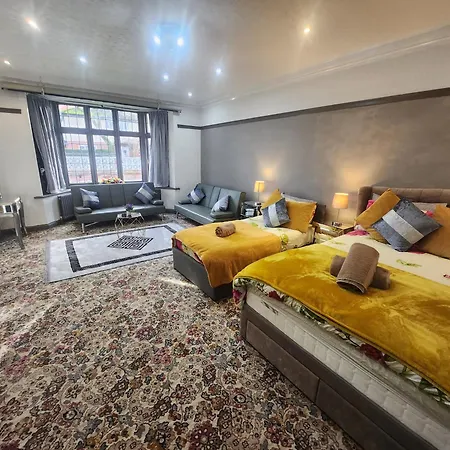 Charming Tudor White House Free Wifi بيت للعطل