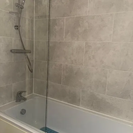 Large Cozy In Bute House Manchester