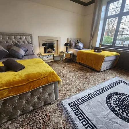 Charming Tudor White House Free Wifi