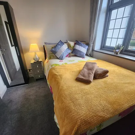 Charming Tudor White House Free Wifi بيت للعطل