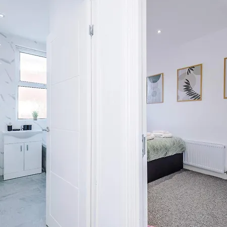 3 Bed House - Free Parking - Free Wifi Holiday home Manchester