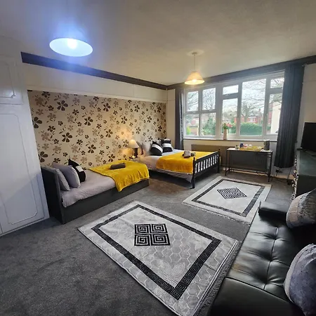 Сasa de vacaciones Charming Tudor White House Free Wifi