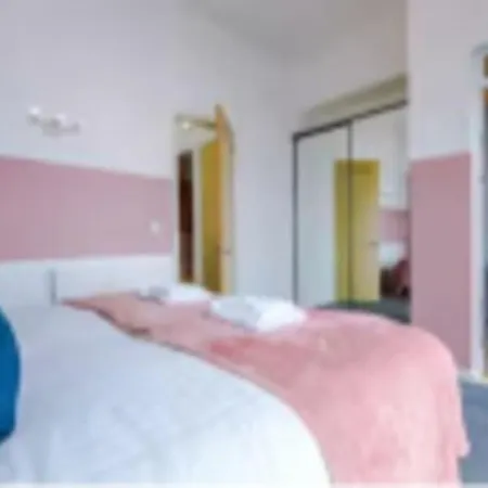 بيت للعطل Stylish House In With Pool Table