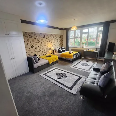 Charming Tudor White House Free Wifi Ferienhaus Manchester