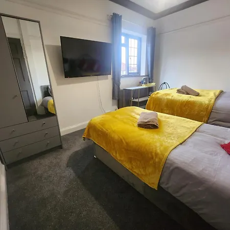 بيت للعطل Charming Tudor White House Free Wifi مانشستر