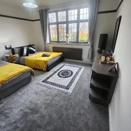 بيت للعطل Charming Tudor White House Free Wifi مانشستر