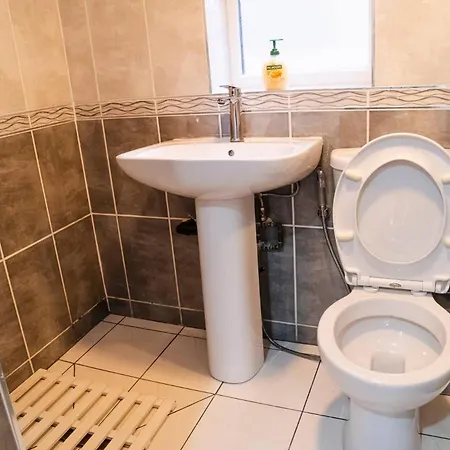 Modern 4-bed Retreat In Prestwich, Perfect For Weekend Getaways