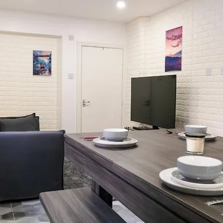 Modern 4-bed Retreat In Prestwich, Perfect For Weekend Getaways *