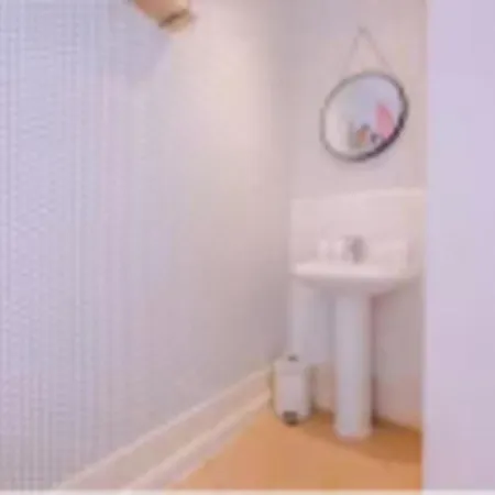 Stylish House In With Pool Table マンチェスター