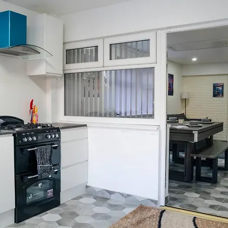 Holiday home Modern 4-bed Retreat In Prestwich, Perfect For Weekend Getaways *