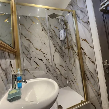 Charming Tudor White House Free Wifi بيت للعطل