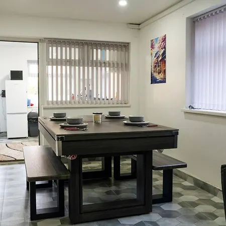 Modern 4-bed Retreat In Prestwich, Perfect For Weekend Getaways
