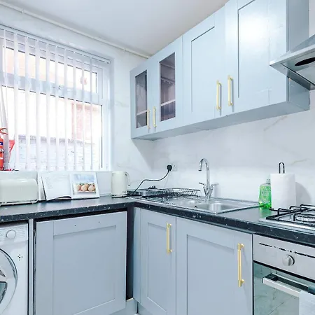 3 Bed House - Free Parking - Free Wifi Semesterbostad *
