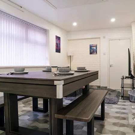 Modern 4-bed Retreat In Prestwich, Perfect For Weekend Getaways بيت للعطل