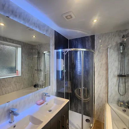 Charming Tudor White House Free Wifi * Manchester