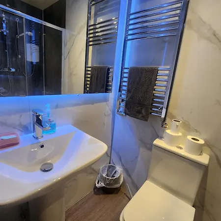 Charming Tudor White House Free Wifi بيت للعطل مانشستر