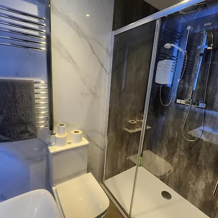 Charming Tudor White House Free Wifi مانشستر