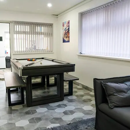بيت للعطل Modern 4-bed Retreat In Prestwich, Perfect For Weekend Getaways
