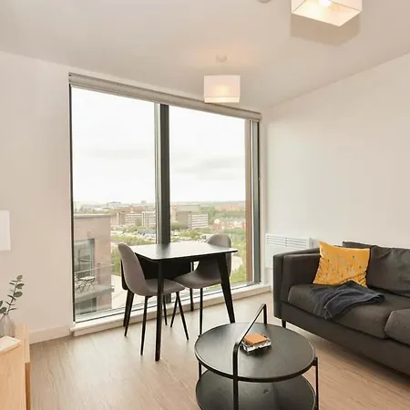 Modern 1 Bed With Views In