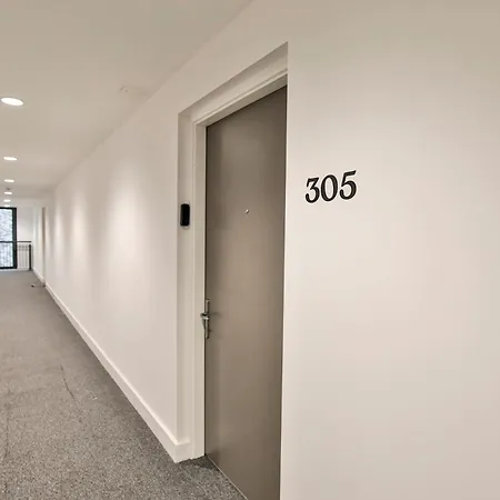 Modern 2 Bed, 2 Bath With Ensuite By Avalora Short Lets & Serviced Salford, Near Tram Manchester, Train Station, Parking