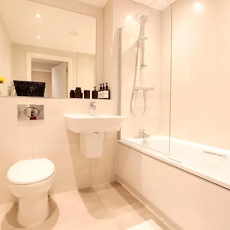 Modern 2 Bed, 2 Bath With Ensuite By Avalora Short Lets & Serviced Salford, Near Tram Manchester, Train Station, Parking *