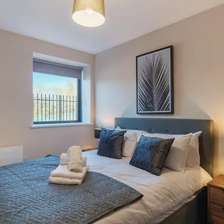 Spacious Salford Quays Apartment, Prime Location דירה מנצ'סטר