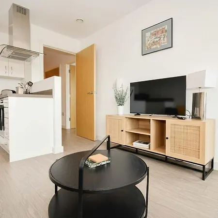 Modern 1 Bed With Views In Apartament *