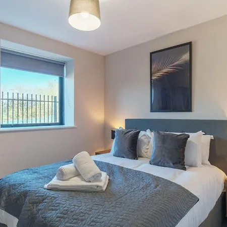 Spacious Salford Quays Apartment, Prime Location * מנצ'סטר