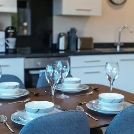 Spacious Salford Quays Apartment, Prime Location *