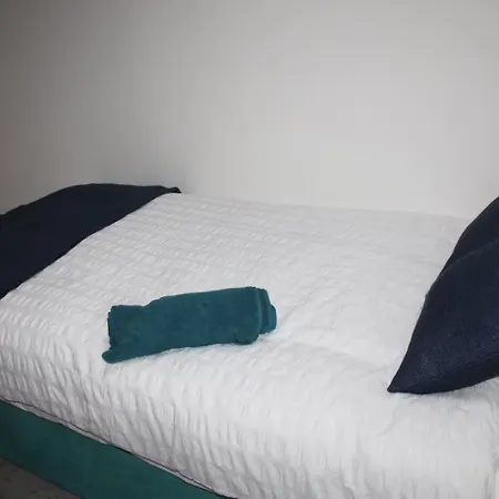 Cosy - 15 Mins Drive To *