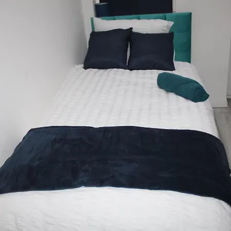 Cosy - 15 Mins Drive To