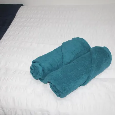 Cosy - 15 Mins Drive To