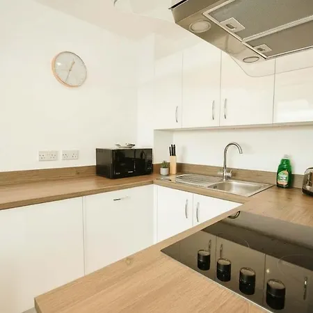 Modern 1 Bed With Views In Apartament