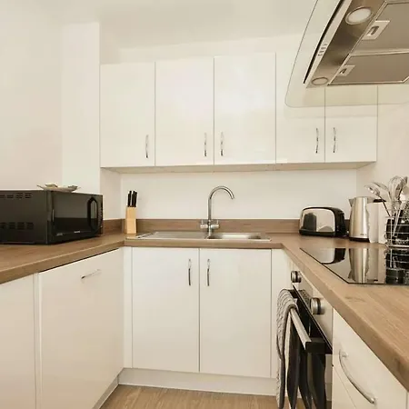 Modern 1 Bed With Views In