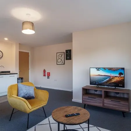 Spacious Salford Quays Apartment, Prime Location דירה *