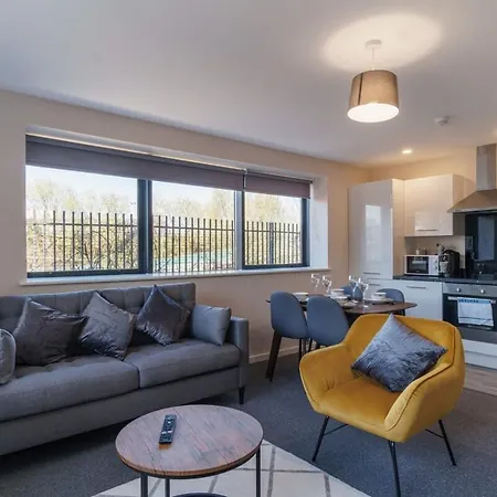 Spacious Salford Quays Apartment, Prime Location דירה *