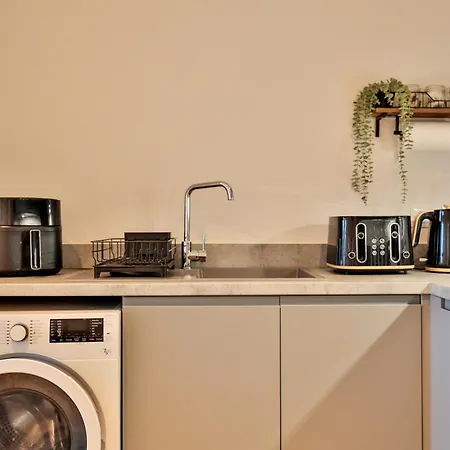 Daire Modern 2 Bed, 2 Bath With Ensuite By Avalora Short Lets & Serviced Salford, Near Tram Manchester, Train Station, Parking