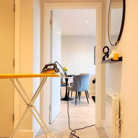 Modern 2 Bed, 2 Bath With Ensuite By Avalora Short Lets & Serviced Salford, Near Tram Manchester, Train Station, Parking Апартаменты *