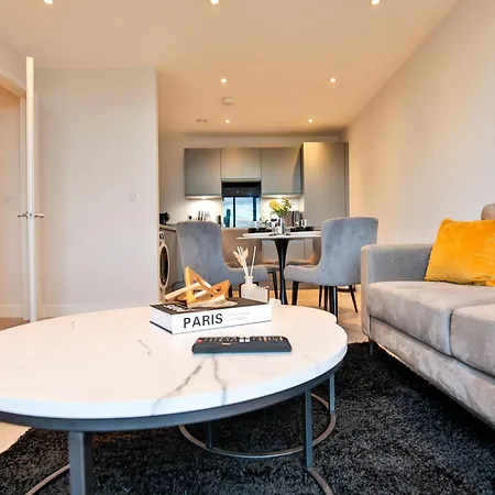 Modern 2 Bed, 2 Bath With Ensuite By Avalora Short Lets & Serviced Salford, Near Tram Manchester, Train Station, Parking Apartmán